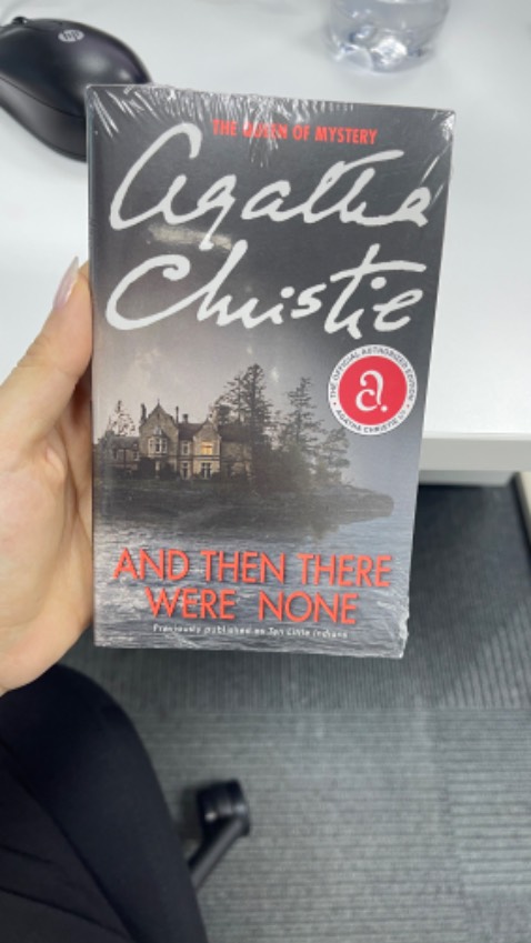 giao nhanh sách bọc kỹ bằng bìa giấy rất ưng nha sách cầm gọn trg tay