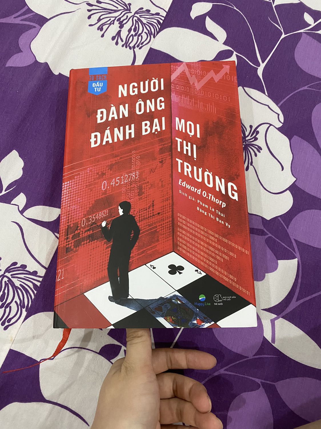 Một cuốn sách thú vị của Edward Thorp, nhân vật xuất chúng với trí nhớ dài hạn được rèn luyện từ bé, cho tới khi ông trở thành tiến sĩ toán học và đánh bại nhà cái, sau đó là phố Wall. Một cuốn sách thú vị và rất đáng mua!
