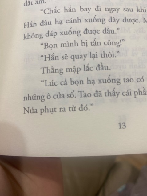 Sách lậu hay sao mà đọc toàn thấy ngọng l vs n:(( ko lẽ dịch giả bị ngọng. Nhìn package đẹp mà hơi thất vọng