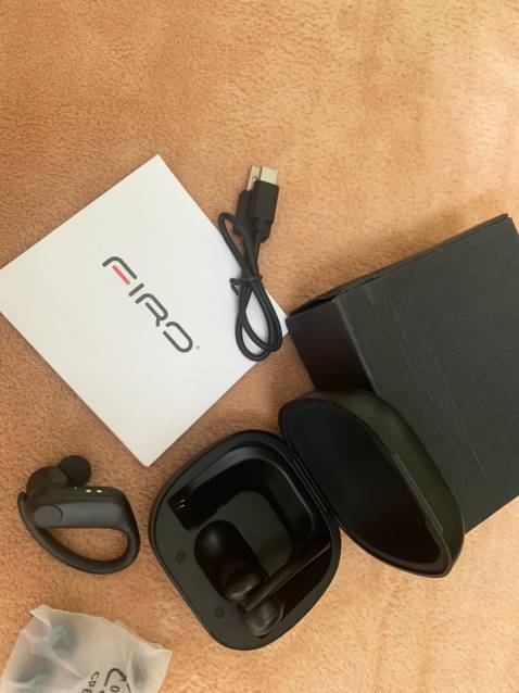 Tiki giao nhanh và cẩn thận. Hàng còn full box chính hãng đàng hoàng. Bắt bluetooth với điện thoại và laptop khá nhanh. Chất âm thì mình nghe cũng ổn, nói chung là so với tầm giá thì sản phẩm này là quá OK rùi.