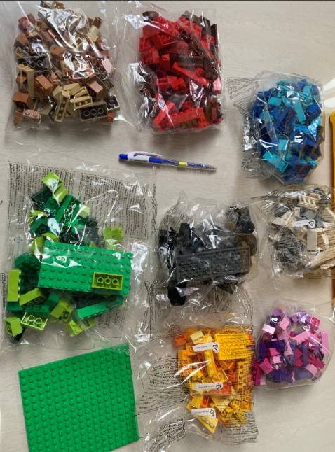 Khối Lego sắc sảo, màu sắc đẹp. Tuy nhiên nhìn trên website nghĩ là to nên tính mua về lựa ra mấy cục to cho cháu chơi trước, nhưng hóa ra bộ này các khối rất nhỏ, coi như mua về cất đó mấy năm mới chơi được, hơi thất vọng nên trừ 1 sao.