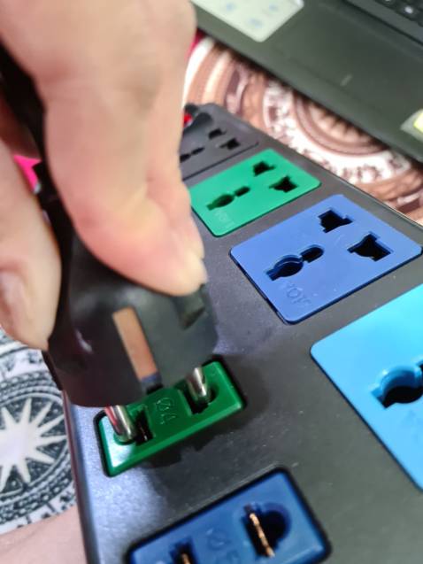 Sản phẩm không tốt, không cấm được phích cắm vào ổ cắm, tôi đã quay clip và gửi hình nhưng không up được.

Tôi cần đổi hàng ngay lặp tức vì ổ điện mắc tiền mà không sử dụng được.
Gạt ai không đi gạt đi gạt bà bầu vậy trời, mua về để chuẩn bị đồ đạc cho con mà vậy đó.