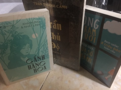 Fahasa giao hàng nhanh, đóng gói rất kĩ. Sách mua ở Fahasa thì chất lượng lắm mà sale cũng nhiều nữa. Mọi người ráng đợi tới dịp sale lớn mỗi tháng thì mua về nha, đáng đồng tiền liền! Cuốn sách này mình mua do là bị ấn tượng bởi cái tên và cả đọc những review trước kia thấy là mng đều khen nó hài hước, ý nghĩa và một chút về lịch sử nữa. Sẽ đọc sớm nhất có thể! Cảm ơn Fahasa và Tiki đã cho mình có cơ hội đọc sách với giá ưu đãi thế này. 
P/s: 3 cuốn này mình mua chỉ với 19k thui á 😘