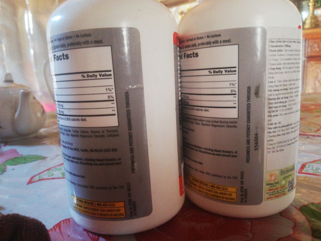 nghi ngờ sản phẩm không rõ nguồn gốc, mình so sánh 1 chai xách tay từ bên mỹ về và hàng của shop. khi so sánh hạn sử dụng thì phát hiện hàng của shop in hạn sử dụng là mực, trong khi hàng chính hãng khắc laser. thử ngâm 2 viên thuốc thì độ tan và màu sắc thuốc sau khi tan hoàn toàn khác nhau