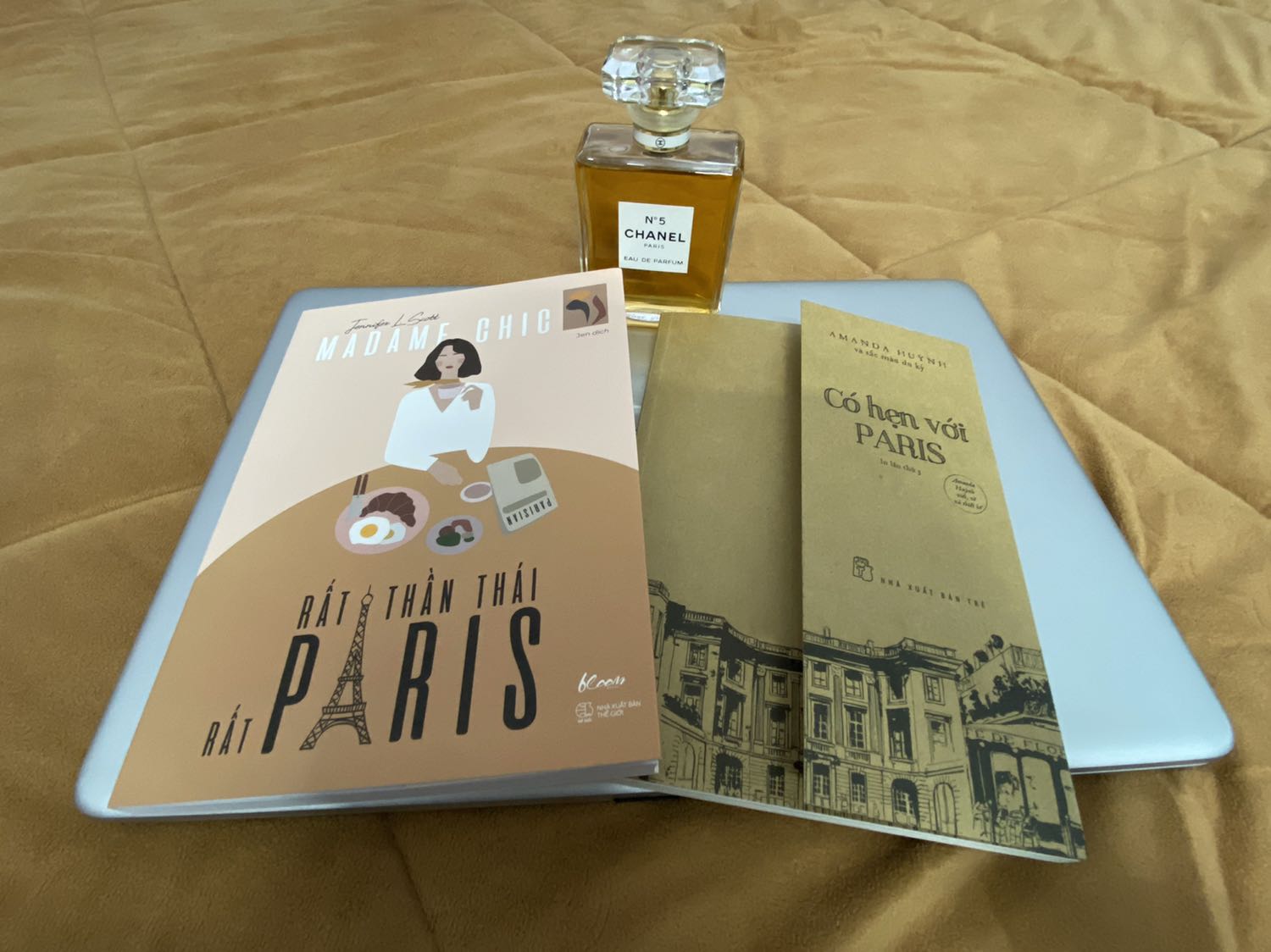 Sách mới, đẹp từ trong ra ngoài nhé. Bìa đẹp mà màu mực in cũng xinh xỉu í. Nội dung thì khỏi bàn lun. Nói chung là rất đáng tiền.