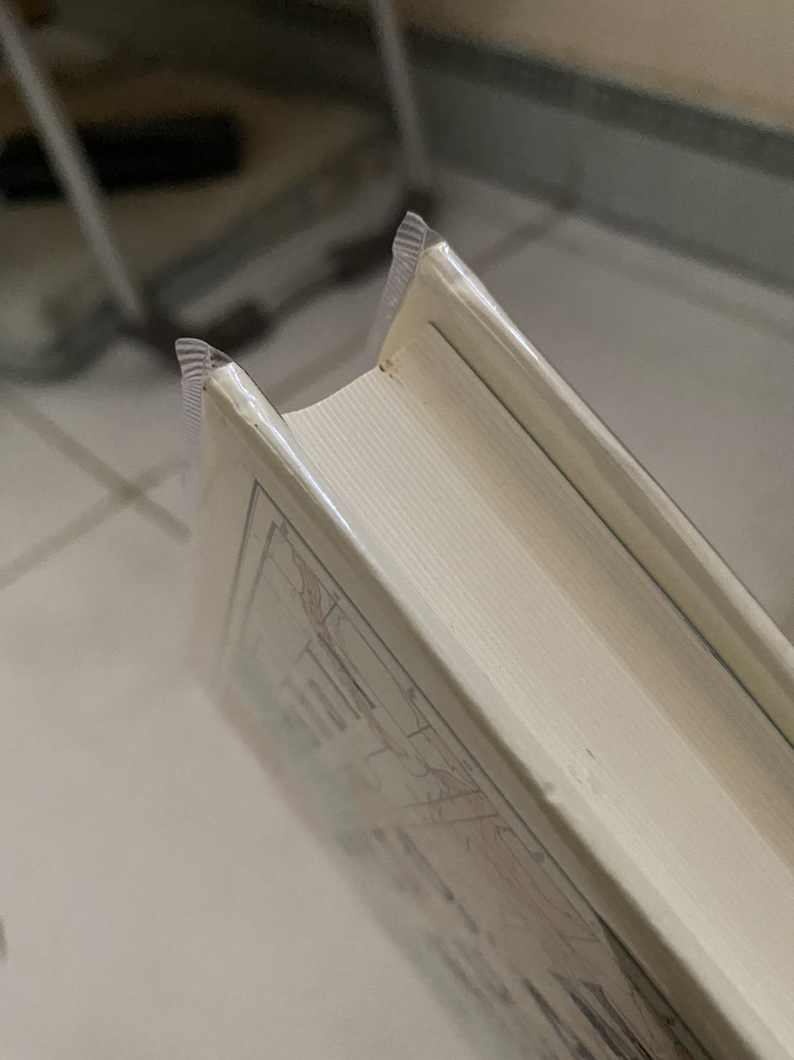 Gói hàng thì thui không nx nữa, u như kỹ thui, may mà sách ổn 🥲 sách đẹp, bọc sách siêu xinh, do bìa cứng lại không có bọc nên móp chút đỉnh nhưng không đáng kể, mà chỗ cạnh giấy bị sần, hình như dính keo với có tí ti bẩn, mình không khó nên thui cũng chấp nhận được, mà tiếc là không có bookmark 🥲