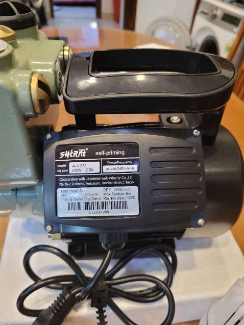 Máy chạy êm, nước mạnh hơn nhưng không nhiều lắm. Mình xem qua xem lại 2 bơm rồi chọn nhầm loại này không có tự ngưng khi khóa vòi. Sẽ bổ sung van tự động cho nó :-)