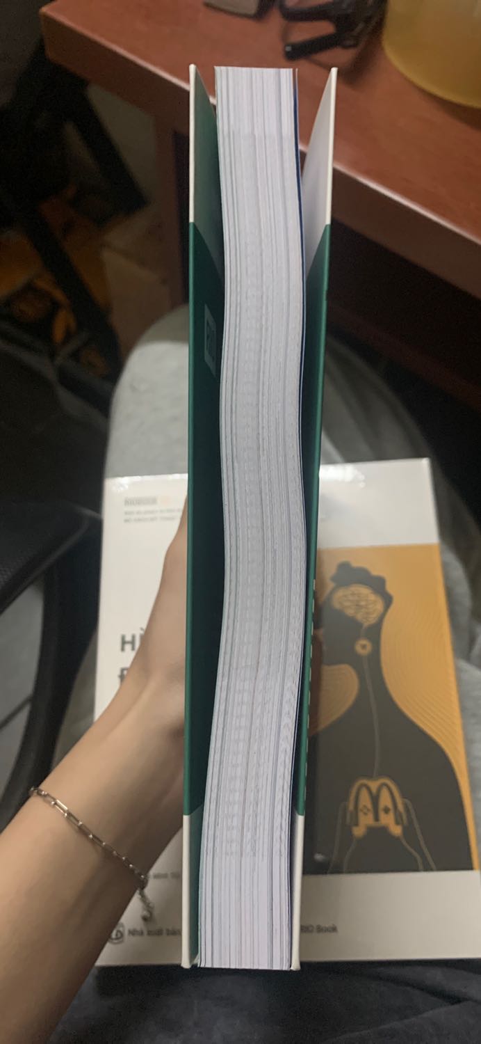 Sách giao nhanh, 1 quyển thì được bọc seal đầy đủ còn một quyển lại bị cong, trầy và trông bị bụi bẩn. Lúc ship đến thì hộp đồ cũng bị ướt, sách cũng chỉ bị hơi ẩm một chút
Hy vọng lần sau mình đặ sách sẽ không bị nhận sách trông như cũ thế này !!