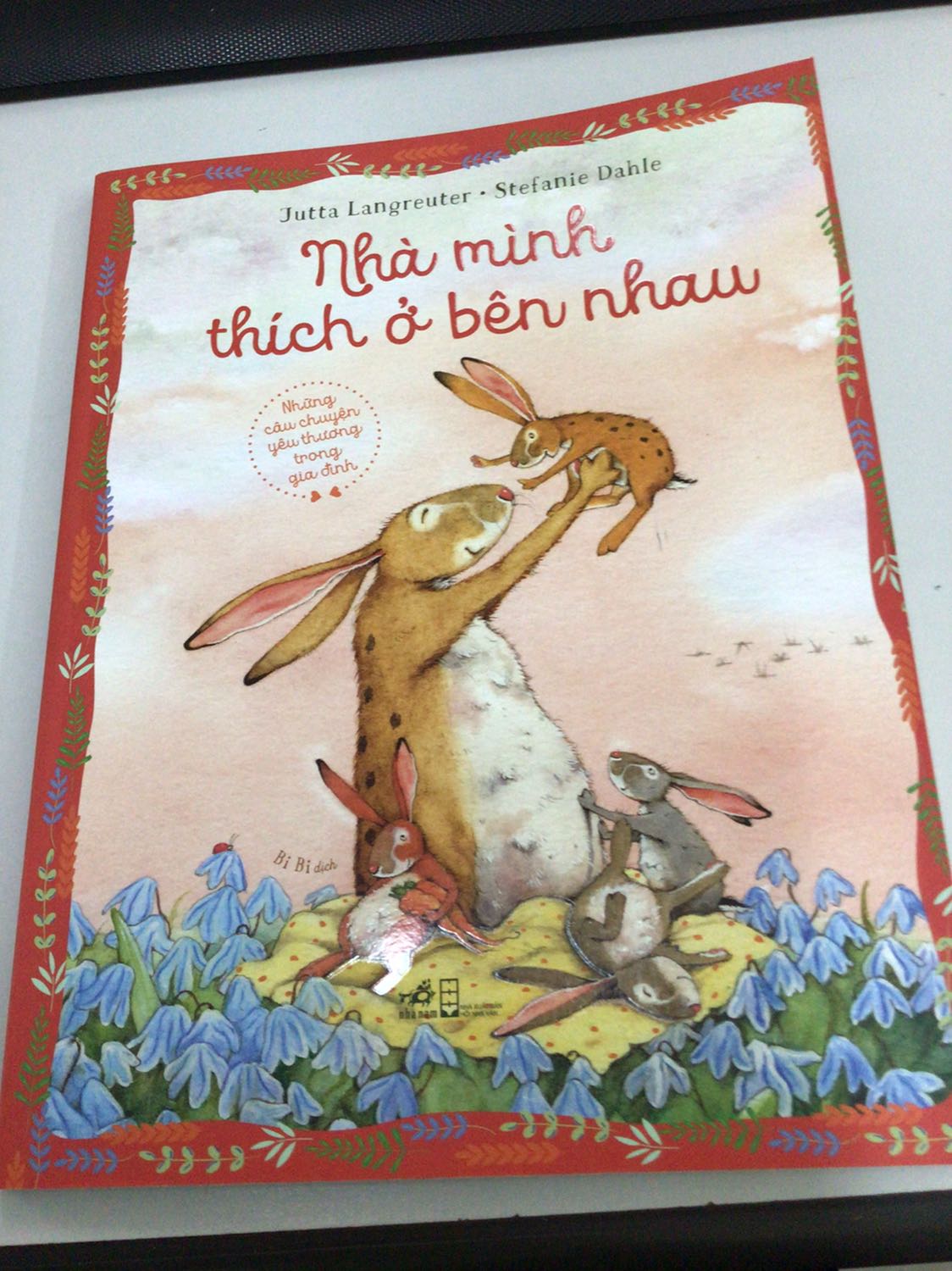 Cuốn sách hay tuyệt vời. Chất lượng giấy cũng tốt. Sách gồm 2 câu chuyển nhỏ xoay quanh nhân vật bé thỏ với mẹ và hai em gái. Câu chuyện nhẹ nhàng, tình cảm. Bé rất thích.