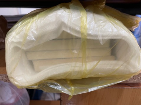 Gói rất chắc chắn, dù không gói bằng thùng carton, chie gói bằng giấy nhưng có lớp chống sốc rất dày dặn nên không hề bị bóp méo xíu nào, sách vẫn còn trong màng co, đã thế còn được freeship, sẽ ủng hộ shop vào những lần tới.