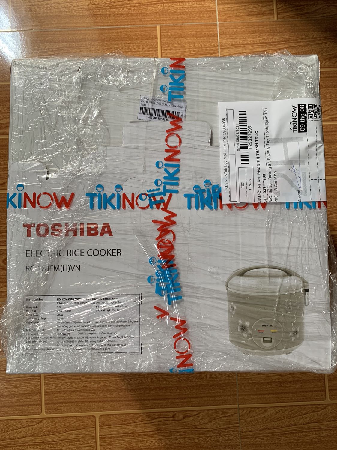 Tiki đóng gói cẩn thận, nồi cơm mới, đẹp, đầy đủ phụ kiện, nấu nhanh chín và cơm ngon. Nồi chống dính nhưng sao mình nấu thì thấy cơm hơi bị cháy nhẹ. Mùa dịch nên tiki giao hàng chậm mặc dù mình đã đặt giao hàng trong 2h, nhưng thôi vẫn tạm chấp nhận được.