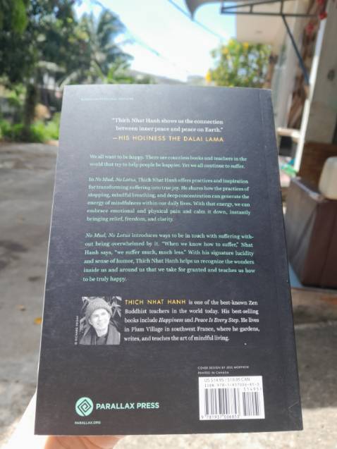 Không đọc sách này thì đọc sách gì haha trong thế kỷ 21 này.
"Có bùn thì mới có Sen"
Ai cũng khao khát hạnh phúc Nhưng đôi khi hạnh phúc đó là gì? Là kỳ vọng, là bám chấp, là không có thật như ta tưởng.
Vậy hạnh phúc thật sự ở đâu, chính là trong những lúc đau khổ .
Như hai mặt của một vấn đề
Mình thích chữ "nhìn sâu" - deep looking, seed of suffering (những hạt mầm của khổ đau) hoặc là cụm từ "chịu khổ thì hết khổ".
"We suffering much, much less".

Đúng là mình mua sách này khi mình đang có đau khổ nhưng đồng thời mình cũng hạnh phúc như chưa bao giờ mình nhận ra trong mấy chục năm nay.

Cảm ơn Tiki và nhiều cơ duyên đã giúp cho mình mua được quyển sách với giá khuyến mãi.