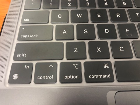 đúng hãng, đúng chất lượng, kích thước vừa vặn tỉ mỹ, màu sắc trong mờ hợp với grey của MacBook mặt phím đen