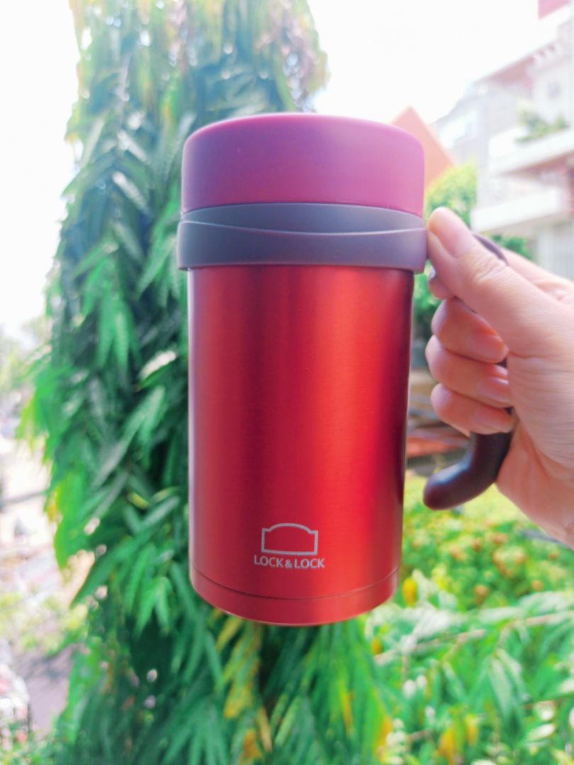 Có ai quá yêu cái bình nước của mình và lúc nào cũng xách đi đâu giống như mình không nhỉ ! Một chiếc bình giữ nhiệt tuyệt vời và hoàn hảo không thể chê vào đâu được ! Giữ lạnh siêu lâu nha các bạn, khi mình cho đá vào để uống cà phê sữa đá thì giữ được hơn 12 tiếng luôn, hương vị thơm ngon y như lúc mới pha, phải nói là giống y hệt một cái tủ lạnh mini bên cạnh vậy. Điểm 10 cho chất lượng và điểm 10 tuyệt đối cho nhà bán !