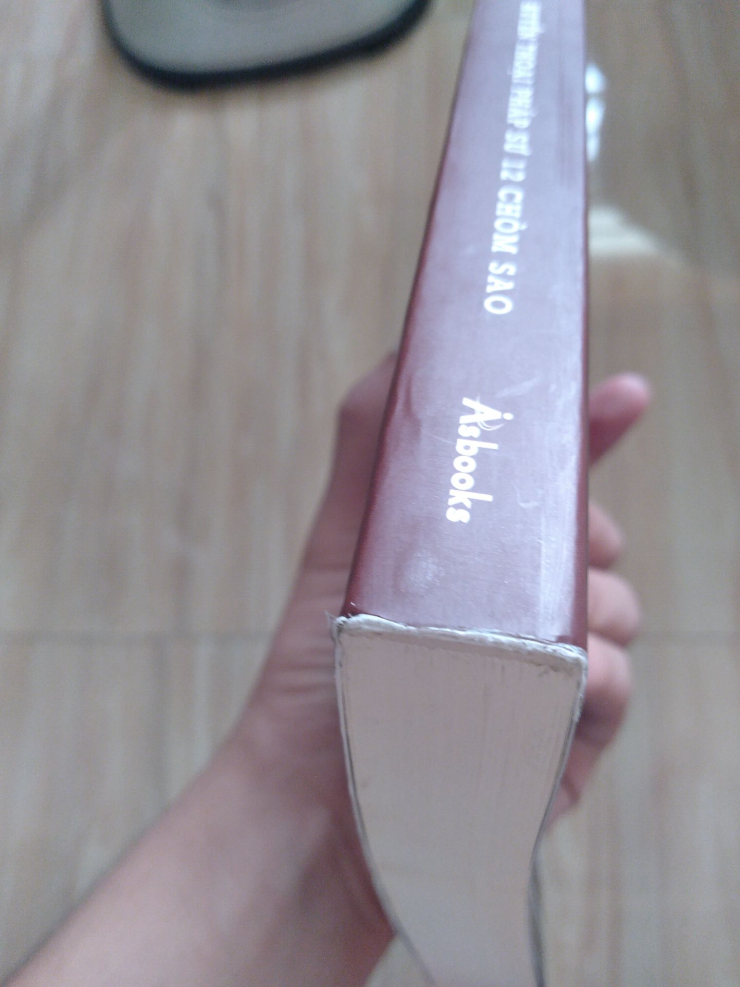 Vừa mở box thì thấy như vầy:
Chữ rõ nhưng lại bị như vầy ở phần gáy sách, keo quá nhiều ??? Mất thẩm mỹ