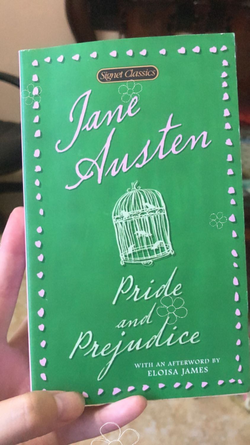 - Về sách: giấy mỏng, màu vàng, mình thấy cũng bình thường thui. À cái khổ sách nhỏ nhỏ nhìn rất ưng mắt.
- Về nội dung: mình đọc bản tiếng Việt rồi và rất thích nên có sưu tập thêm bản Anh để đọc. Mới đọc được ít thui cơ mà thấy nội dung khá dễ đọc, rất ưng.
