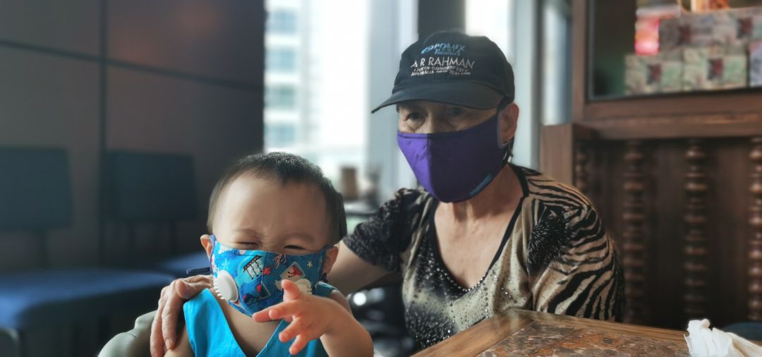 Đây là cái thứ 3 mình mua, khẩu trang vải lụa mịn, màu đỏ đẹp hơn màu tím nhưng phù hợp với bạn nào ưu màu nóng. Khoản lọc tạm ổn, mình không trông đợi nhiều ở tầm giá này vì nếu so với khẩu trang khác N99 của Anh hay của NZ (giá cao hơn nhiều lần) thì chất lượng lọc chênh lệch rõ.