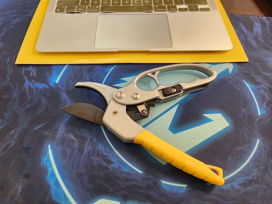 Kéo cắt rất tốt, có 2 nấc cắt cành lớn thoải mái. Đã dùng 6 tháng