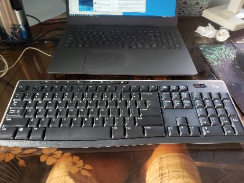 1. Bàn phím cứng cáp tương đôi chắc chắc, hoàn thiệt tốt
2. Đây không phải là bàn phím êm, nên nếu bạn nào muốn mua thì lựa chọn sản phẩm khác
3. Bàn phím sử dụng 2 cục pin đũa (tạm hài lòng về vấn đề này, cá nhân mình không thích sản phẩm sử dụng pin đũa máy, khó mua và khó kiếm pin)
4. Hiện tại cảm giác gõ mình chưa quen (do có thể mình thường xuyên gõ bằng bàn phím laptop) nên với sản phẩm này thấy còn lạ tay (mình mong là lạ tay, chứ sợ do layout bàn phím chưa tốt)
5. Tiki nên có hộp dài để đựng sản phẩm thay vì chỉ quấn lớp màn bọc bở bên ngoài hộp (ảnh hưởng đến mỹ quan sản phẩm, nếu tệ có thể hư hại)
Trên là một số ý kiến của mình để mọi người cân nhắc mua và sử dụng sản phẩm. Mình đính kèm thêm hình mọi người kham khảo 1. Bàn phím cứng cáp tương đôi chắc chắc, hoàn thiệt tốt
2. Đây không phải là bàn phím êm, nên nếu bạn nào muốn mua thì lựa chọn sản phẩm khác
3. Bàn phím sử dụng 2 cục pin đũa (tạm hài lòng về vấn đề này, cá nhân mình không thích sản phẩm sử dụng pin đũa máy, khó mua và khó kiếm pin)
4. Hiện tại cảm giác gõ mình chưa quen (do có thể mình thường xuyên gõ bằng bàn phím laptop) nên với sản phẩm này thấy còn lạ tay (mình mong là lạ tay, chứ sợ do layout bàn phím chưa tốt)
5. Tiki nên có hộp dài để đựng sản phẩm thay vì chỉ quấn lớp màn bọc bở bên ngoài hộp (ảnh hưởng đến mỹ quan sản phẩm, nếu tệ có thể hư hại)
Trên là một số ý kiến của mình để mọi người cân nhắc mua và sử dụng sản phẩm. Mình đính kèm thêm hình mọi người kham khảo