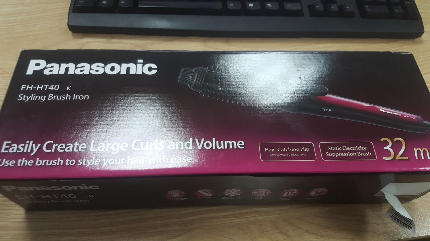 Mình đặt máy tạo kiểu tóc này vào ngày 27/1, thanh toán qua Momo và sử dụng voucher 250K bên Momo. Đúng ra mình có thể đặt được món hàng này từ ngày 26/1, nhưng không thể thanh toán do đơn hàng không được tạo( dù số dư của mình thừa để thanh toán). Mình có liên hệ với bên Tiki vào sáng ngày 27/1, sau đó mới có thể thanh toán bình thường. Trước đây mình mua hàng trên Tiki, giao hàng tiêu chuẩn cũng chỉ nội trong 1 -3 ngày là có sản phẩm giao đến tay. Với đơn hàng này, mình thấy đóng gói hàng xong ngày 28/1, sẵn sàng đi giao. Vì vậy nên mình liên hệ luôn BP CSKH để hỏi cụ thể tình trạng đơn hàng, và được các bạn cho biết là ra tết mới giao hàng được. Lúc đó khá thất vọng, dù biết cận tết thì sẽ khó khăn hơn, nhưng không đến mức là 1 tuần không thể chuyển được sản phẩm từ kho HCM ra HN. 
Đến sáng nay(1/2/19) thì các bạn bên tiki gọi báo nhận hàng, mình đánh giá cao nỗ lực của các bạn!
Tiki bọc hàng rất cẩn thận, và có tag "đồ dễ vỡ" dán ngoài hộp. Trong có đầy đủ phiếu bảo hành cũng như sách hướng dẫn sử dụng. Tuy nhiên mình thấy vỏ hộp được dán mã vạch, chứ không phải in cùng vỏ hộp như những sản phẩm khác, khiến mình đặt câu hỏi nghi vấn với chiếc máy này. Mong Tiki đọc được và sớm phản hồi lại với mình.