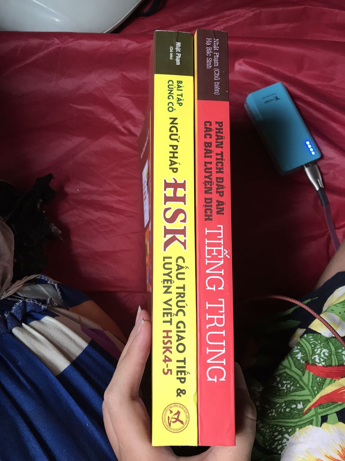 Shop giao hàng đầy đủ , gói hàng có cả CD tặng kèm, sách có lỗi sai nhưng k đáng kể .