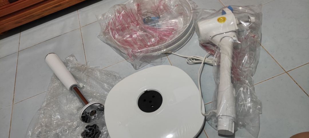 Nhà mẹ vợ mình có quạt này xài khá lâu rồi. Mình có sử dụng qua thấy thích nên mới đặt mua. Động cơ DC nên khởi động hơi chậm là điều dễ hiểu. Quạt chạy rất êm, máy mát. Mức gió tuỳ biến nhiều cấp nên phù hợp nhiều nhu cầu sử dụng, đặc biệt là nhà có trẻ sơ sinh, trẻ nhỏ. Quạt hoàn thiện tốt, cứng cáp, đế vững. Chỉ có điều mình hơi thắc mắc là phần đế thiết kế 4 lỗ gắn ốc nhưng lại kèm theo chỉ 1 cái ốc ở giữa. Kiểm tra sách hướng dẫn ráp thì cũng chỉ có 1 con ốc giữa thôi, thật khó hiểu.