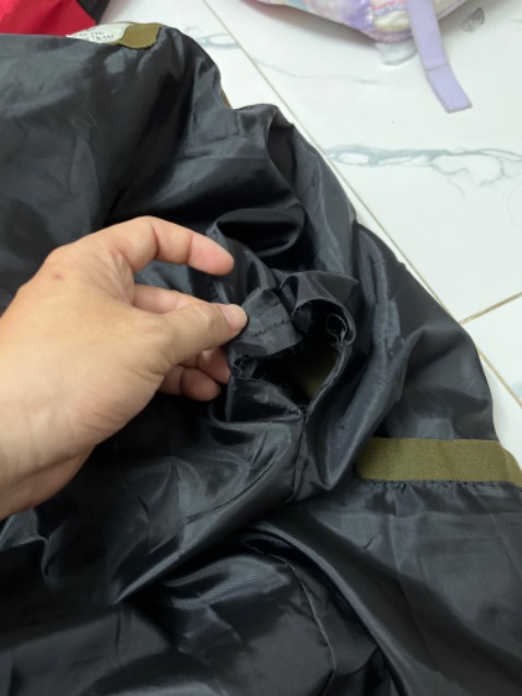 Đường chỉ không chắc chắn, có vết rách dưới nách