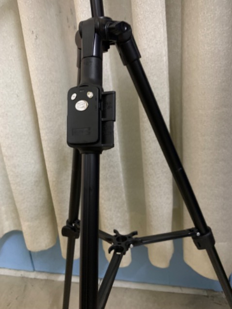 Thứ 1 là hàng xuất xứ TQ lại quảng cáo xuất xứ VN. Thứ 2 là quá cồng kềnh và quá nặng nên sẽ hơi bất tiện khi mang đi du lịch hoặc chụp ảnh bên ngoài. Có thể chắc chắn cho bạn nào chỉ sử dụng tại chổ.