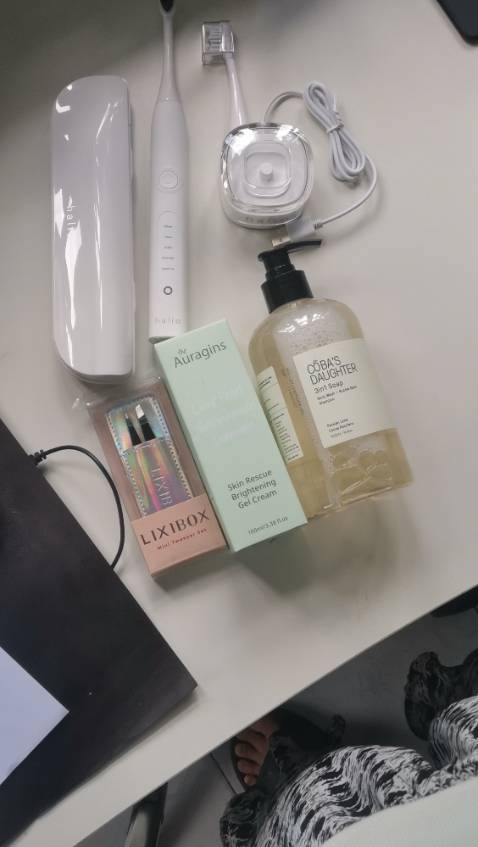 -Giao hàng rất nhanh, ở biên hòa, khuya đặt, sáng mai đã giao tới. 
- Giá tốt, sau khi trừ hết cộng vận chuyển còn 631k. 
- Màu trắng rất xinh, được tặng quà 3 món gồm nhíp, sữa tắm, dưỡng ẩm. 
-Mới đánh đựơc 2 lần chế độ sénitive thấy ổn, sẽ đánh giá thêm sau khi sử dụng lâu dài.
- Kích hoạt bảo hành cần quét mã trên vỏ hộp và nhập thông tin là được. Nhân viên tổng đài chat và gọi của Tiki hỗ trợ tốt.