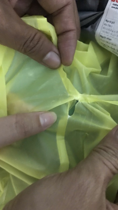 Mua 2 cái, giao sp rách hết 2 cái.
Độ dày trung bình đổ lại ( dày hơn loại áo mưa tiện lợi 10k/cái xíu) chứ không phải SIÊU DÀY.