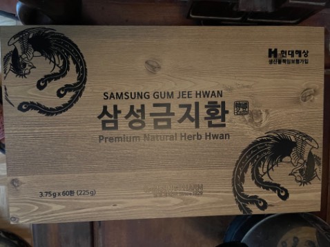 Khách hàng thắc mắc về sản phẩm khi nhận không có tem mã check hàng chính hãng như hình quảng cáo đăng lên,  chat với người bán hàng thấy có đọc tin nhắn mà không thèm trả lời 🙏 chưa từng mua hàng mà lăn tăn về thật giả như này 🥹