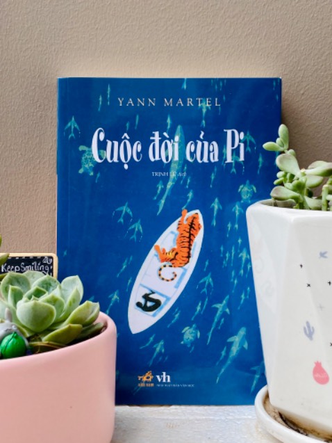 Cuộc đời của Pi là một cuốn tiểu thuyết rất thú vị và kỳ ảo. Mở đầu bằng phần “Ghi chú của tác giả” với lối kể chuyện xen lẫn giữa quá khứ và thực tại, tác giả đã khiến cho mình tưởng rằng đây thực sự là một câu chuyện có thật về một nhân vật có thật. Kể cả cách ông xây dựng câu chuyện và từng chi tiết trong câu chuyện đều rất thực. Hành trình của cậu bé Pi Patel cùng với con hổ Richard Parker là một thước phim đầy lôi cuốn và kỳ thú về sự sinh tồn và thích nghi. Ngoài ra mình rất ấn tượng về những chương về hòn đảo ăn thịt. Câu chuyện về Pi bi thảm, đáng sợ và tăm tối, nhưng lối kể chuyện nhẹ nhàng xen lẫn hài hước của tác giả Yann Martel khiến mình cảm thấy câu chuyện không nặng nề chút nào.