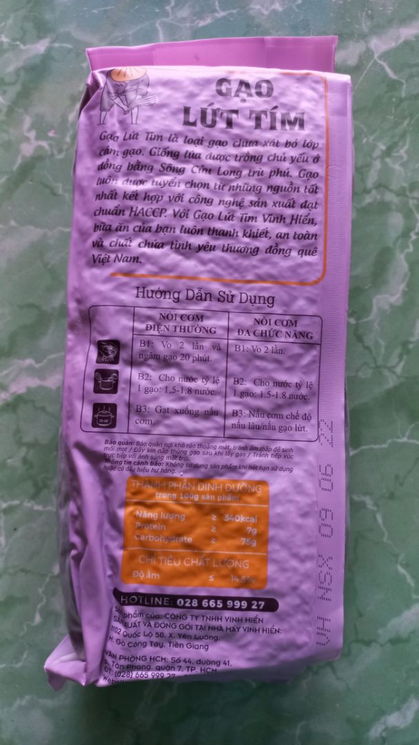 Giá gạo ngang với giá siêu thị, gạo lứt tím có mùi thơm và dẻo hơn loại gạo lứt đỏ! Cá nhân cảm nhận có hơi giống với hương vị xôi nếp than!