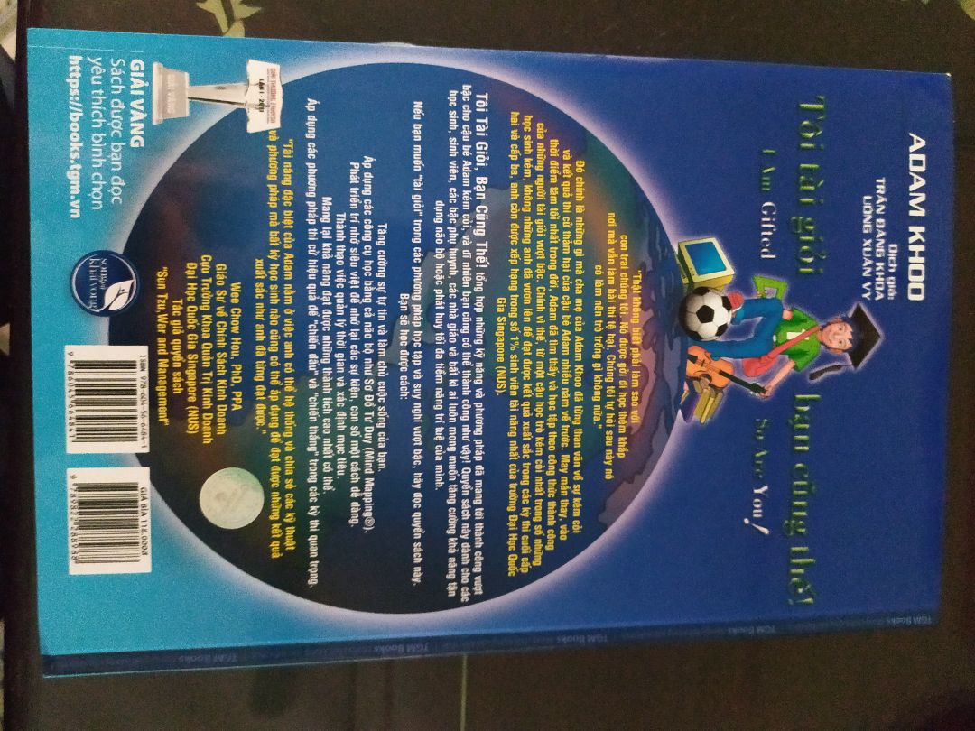 Đây là sách mình mua về tặng, nguyên seal nên không kèm theo bookcare; phần seal có bị rách nhưng không ảnh hưởng đến chất lượng của sách.
Mình có cảm giác phần in ấn trong sách lần này , nhất là về màu sắc không đẹp bằng bản mà mình đọc vài năm trước.( đây chỉ là cảm nhận cá nhân thôi)
shipper nhiệt tình dễ thương, giao hàng nhanh.