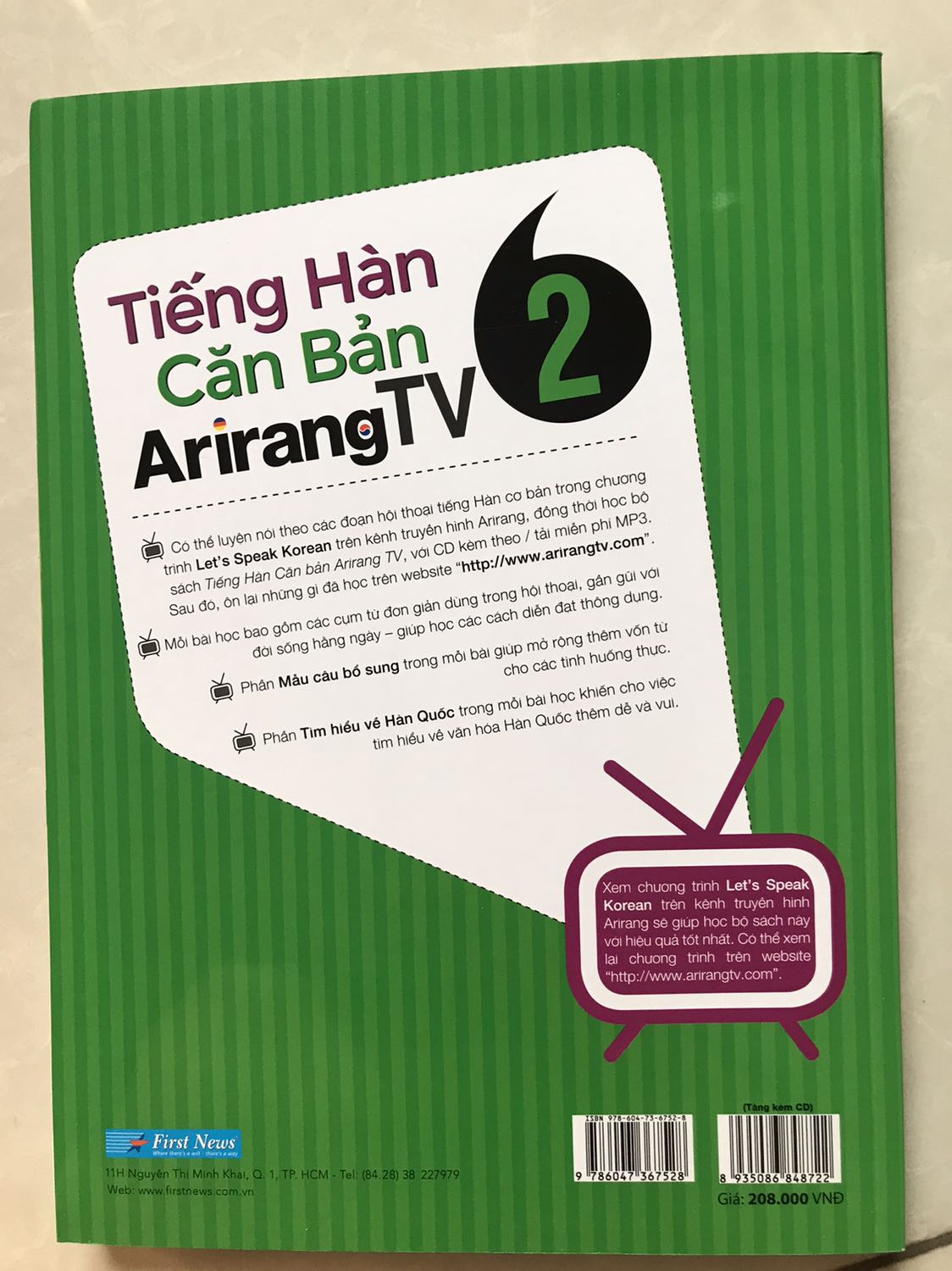 Sách bọc túi ngoài, đảm bảo sách nguyên vẹn, mới, tránh rơi đĩa cd bên trong. Nếu không thích nghe qua đĩa, bạn có thể nghe file qua mã code. Sách học qua hội thoại ngắn, qua đó học từ vựng, ngữ pháp có trong hội thoại này. Mỗi bài giơi thiệu thêm 1 nét văn hoá. Sách phù hợp cho trình độ cơ bản giúp ôn thêm từ vựng, biết về văn hoá Hàn Quốc.