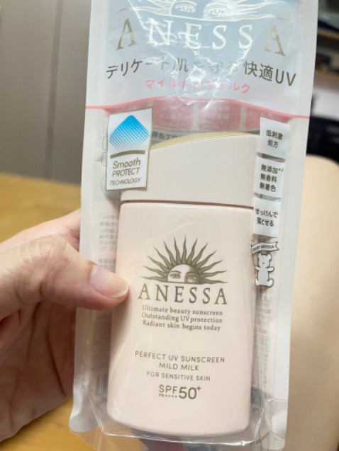 Nhận hàng nhanh, có quà là cốc thuỷ tinh (để dưới nhà nên ko chụp) đúng như gth lúc mua hàng. 
Bôi thử thì ok thấy vẫn giống sp mình hay mua ở Guardian (dùng nhiều nhưng toàn mua offline ở shop, lần đầu mua online)
Thấy bao bì có cả tem check hàng (mọi lần mua mình ko để ý or ko thấy thì phải), tò mò check thử thì thấy ko ra thông tin gì nên cho tạm 4 sao nhé. Để dùng ít ngày mà ok như mua ở shop offline thì lần sau sẽ mua online tiếp, nhưng vẫn ko hiểu vụ ko check ra mã SP