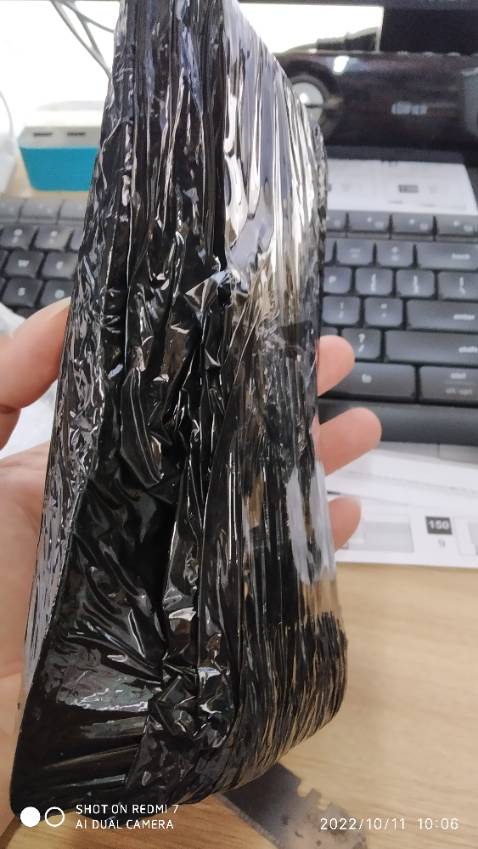 có sẵn 2 viên pin luôn, lắp vào cầm chắc tay, sử dụng tốt !