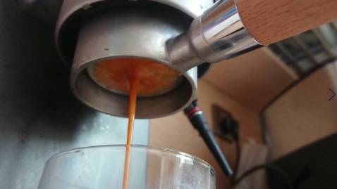 Tôi dùng máy được một thời gian khá lâu và vẫn hài lòng với những gì máy có thể phục vụ (chi tiết hơn tại: https://youtu.be/0yBj9Yow8EE )
Sơ bộ thì máy có thiết kế sang trọng, hiện đại, nhỏ gọn, thông số chuẩn để pha espresso và tích hợp vòi tạo bọt sữa pha latte art, gia nhiệt Thermoblock, áp suất 15 bar, phin lọc điều áp, bình nước 1,1L , có khay làm ấm tách.
So với nồi hơi, máy dùng Thermoblock nhỏ gọn, gia nhiệt nhanh (30s khởi động), nhiệt độ ổn định, 1300W nhưng tiêu thụ điện hơn mức A chuẩn châu Âu do nước trong ống chạy tới đâu nóng lên tới đó, không phải đun sôi hết lượng nước trong bình. Tuy nhiên chỉ phù hợp cho sử dụng gia đình, năng suất tối đa 9 lần pha double shot liên tiếp.
Khởi động máy pha 30s, xay hạt 7s, thời gian chiết xuất 20-30s, cộng thêm các thao tác nén, lắp bộ lọc hay thích thêm sữa thì tôi chỉ mất khoảng 02 phút là có một bình cà phê mang đi trước khi bắt đầu ngày mới.