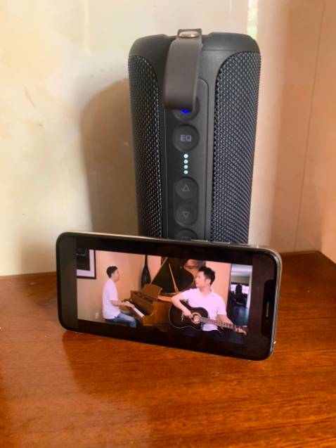 Âm thanh nghe bass mạnh. Pin dùng lâu. Gọn nhẹ. Chất lượng hơn mấy con jbl đang dùng