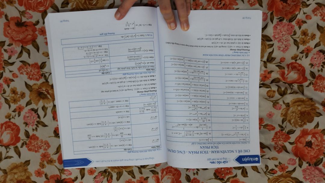 Lớp 12 có khối lượng kiến thức rất lớn, cuốn sách tổng hợp các kiến thức trọng tâm giúp hs ôn tập nhanh, bên cạnh còn có các mẹo làm nhanh, thủ thuật bấm máy giúp hs vừa ôn tập vừa rút ngắn thời gian làm bài. sách phù hợp với những hs đang ôn tập 2 tháng cuối trước kì thi thpt. ngoài ra, sách còn có lời khuyên về cách phân bố thời gian làm bài với các mục tiêu điểm số khác nhau giúp hs có sự chuẩn bị tốt hơn trước kì thi.