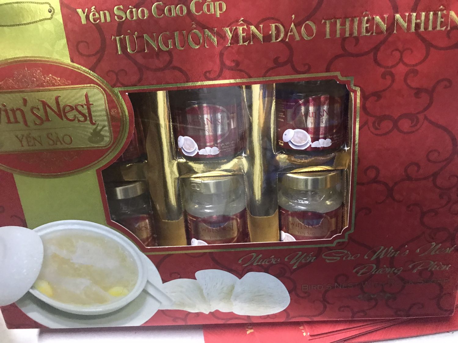 Đóng gói sang trọng, có thể làm quà tặng. Lượng yến khá thấp, màu nước yến khá trắng, không phải màu ngà như những dòng khác, vị bình thường.