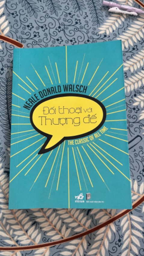Sách khá dày , hơn 300 trang . 
Thật sự sách khá hay , một góc nhìn , tôi là ai ? Tôi và những người khác , sự việc như thế nào!