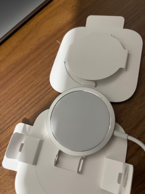 Hàng nguyên seal, vỏ hộp k hề móp méo nhưng bên trong bị trầy lỏm một vết sâu.
Sạc không nhanh bằng dây sạc lightning, lúc sạc nóng máy. Mn nên tìm hiểu, so sánh ưu nhược với dây sạc lightning trước khi chọn mua.