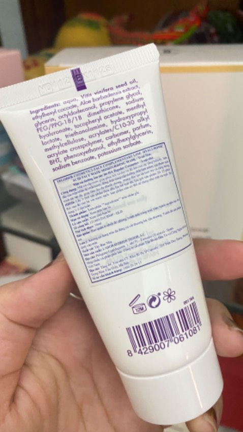 Giá rẻ hơn bên *** mà lại đc quà là hộp bông tẩy trang nữa. Mặt nạ bôi lên thấy mát mát dịu da tốt cấp ẩm bôi làm mặt nạ ngủ qua đêm cũng đc nha