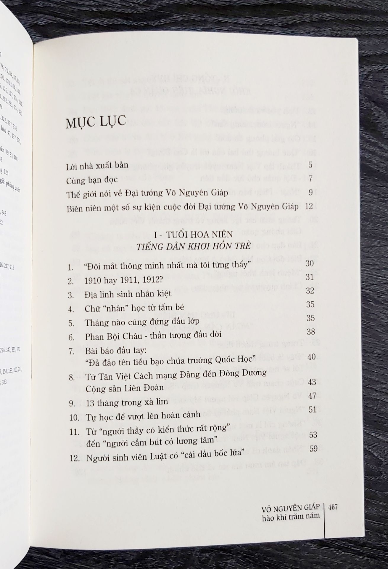 "Theo trình tự thời gian biên niên, trên phạm vi bao quát và phong phú của tư liệu về một nhân vật đến giờ vẫn hấp dẫn - Đại tướng Võ Nguyên Giáp - người đọc sẽ được tiếp cận với một nhân vật lịch sử lỗi lạc đã được thế giới mệnh danh là "Người chuyển dịch dòng chảy lịch sử" trong thế kỷ XX, "một trong những thiên tài lớn nhất của mọi thời đại". Qua 100 để mục và những hình ảnh tư liệu quý giá khắc họa hành trình cuộc đời của Đại tướng, người đọc có thể thấy được lịch sử của nước Việt Nam hiện đại qua chân dung một con người đã tỏa bóng lên cả hai thế kỷ."