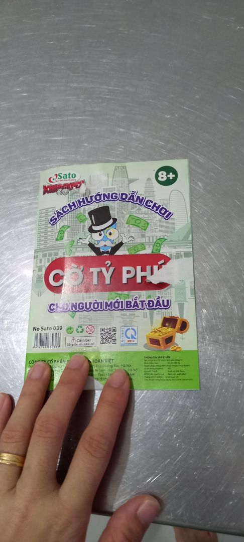 hàng giao hơi lâu dù ở tphcm, mặt bàn cờ sứt mẻ nhiều chỗ có lẽ do vận chuyển dù đc gói khá kỹ. tiền trong bộ cờ thì cho thiếu so với liệt kê trong sách hướng dẫn đi kèm, chỉ có mệnh giá 500 và 200, k có tiền 1*** k biết sao chơi luôn. màu sắc chữ nghĩa in thì rõ nét.