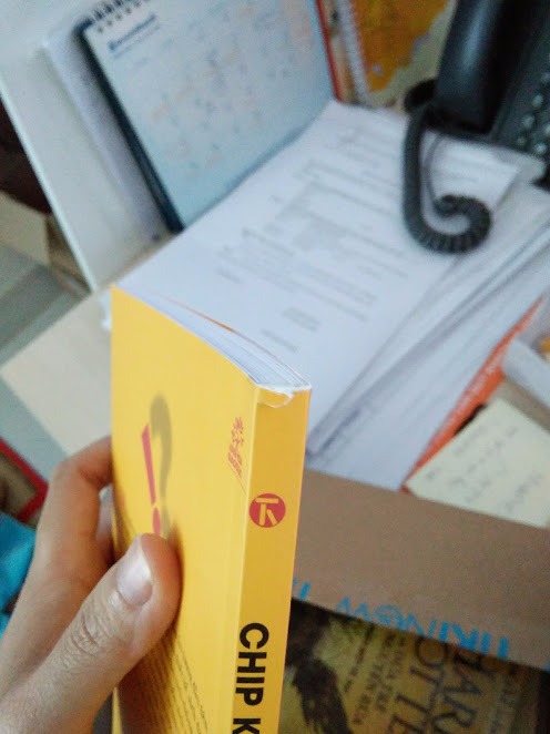 Dear Tiki,
Mình đã nhận được sp, tuy nhiên khi mở hộp thì thấy góc sách bị rách, cũng như trang mở đầu của bìa sách có vết bẩn như dính dầu.
Mình mong lần sau khi đặt mua Tiki nên kiểm tra hàng kỹ trước khi gói hàng, vì không ai muốn cầm một cuốn sách mới mà nó lại rách cả.
Trân trọng!