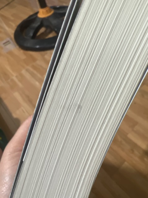 Sách giao bị hằn 1 đường gáy xách lỏng lẽo làm nghe không có tâm gì ráo