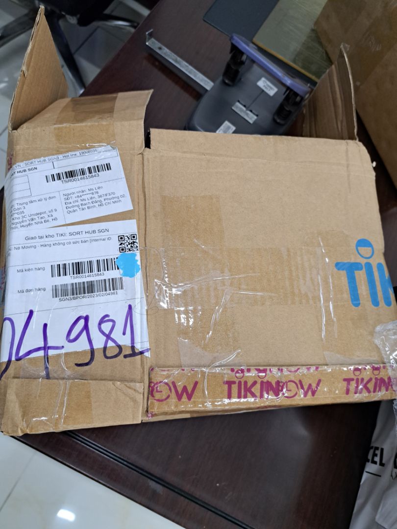 Mình mua giấy bãi bằng màu ngà, shop giao giấy trắng ,đóng gói bằng thùng, trên thùng có tem k phải tên mình, sao kỳ vậy shop, yêu cầu đổi lại gấp