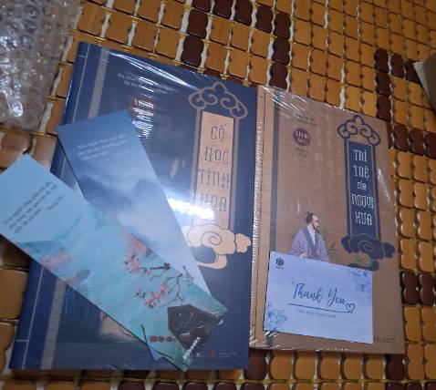 Giao hàng đúng hẹn, Sbooks đóng gói tốt, mọi thứ đều ổn khiến mình mua lần đầu phải mua các lần tiếp theo =)) đây là cuốn thứ 5 và 6 mình mua ở đây, chỉ trong vòng có 10 ngày thôi á. Sách này hợp gu mình nên khá háo hức để đọc. Giao hàng đúng hẹn, Sbooks đóng gói tốt, mọi thứ đều ổn khiến mình mua lần đầu phải mua các lần tiếp theo =)) đây là cuốn thứ 5 và 6 mình mua ở đây, chỉ trong vòng có 10 ngày thôi á. Sách này hợp gu mình nên khá háo hức để đọc.